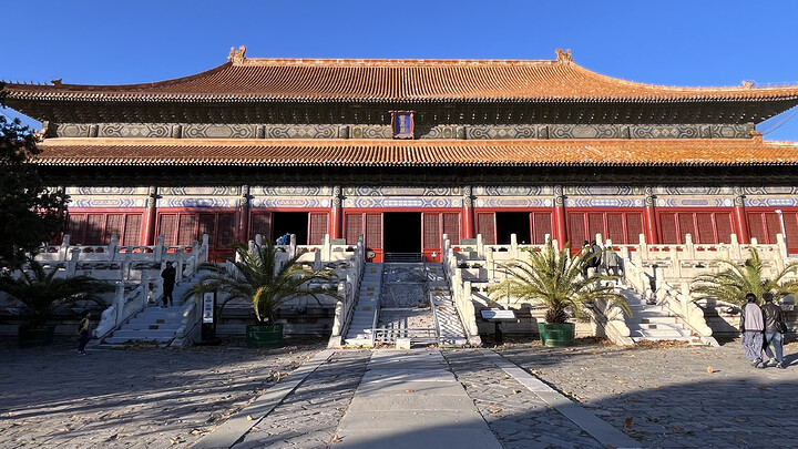 A courtyard and hall at Chang Tomb