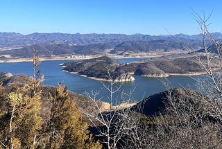 Jinhai Lake hike | Views over the lake from the ridgeline trail